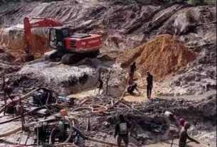 BABELWOW.COM (BANGKA) – Aktivitas penambangan bijih timah di kawasan perkebunan sawit PT Gunung Maras Lestari (GML) seluas lebih dari 400 hektare di Desa Bukit Layang, Kecamatan Bakam, Kabupaten Bangka, awalnya diharapkan mampu menghadirkan kesejahteraan bagi masyarakat sekitar. Sabtu (20/12/2025).